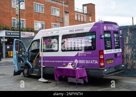 Slough, Berkshire, Royaume-Uni. 17th février 2023. Une fourgonnette mobile de Slough était à Slough High Street aujourd'hui, offrant gratuitement la surveillance de la pression artérielle, des bilans de santé et des conseils de santé tels que la façon d'abandonner le tabagisme. Le service a été fourni par le conseil municipal de Slough et Solutions4Health. Crédit : Maureen McLean/Alay Live News Banque D'Images