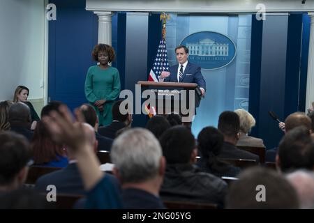 Washington DC, États-Unis. 17th févr. 2023. John Kirby, coordonnateur des communications stratégiques du Conseil national de sécurité, participe à une séance d'information à la Maison Blanche à Washington, DC sur 17 février 2023. Photo de Chris Kleponis/ Credit: UPI/Alay Live News Banque D'Images