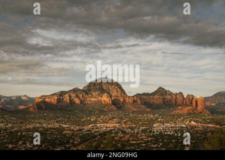 Point de vue au coucher du soleil à Sedona, Arizona, vu depuis l'aéroport Mesa Vortex, en regardant vers les deux côtés de la ville avec de beaux nuages et des falaises de montagne de roche rouge Banque D'Images