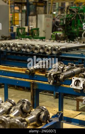 Les arbres à cardans et les transmissions de cardan se déplacent sur le convoyeur pendant le processus de production. Production de composants automobiles pour camions et matériel agricole Banque D'Images