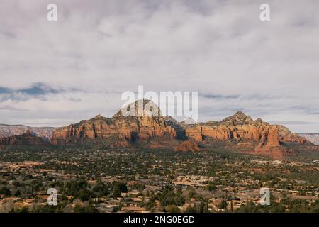 Point de vue au coucher du soleil à Sedona, Arizona, vu depuis l'aéroport Mesa Vortex, en regardant vers les deux côtés de la ville avec de beaux nuages et des falaises de montagne de roche rouge Banque D'Images