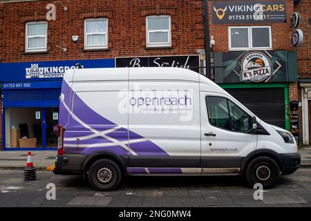 Slough, Berkshire, Royaume-Uni. 17th février 2023. Les ingénieurs de BT Openreach travaillaient aujourd'hui à Slough pour installer des câbles à proximité de Slough High Street. En juillet dernier, les ingénieurs de BT OpenReach ont fait grève sur salaire. À la suite de négociations par l'intermédiaire de l'UCF, BT a convenu d'un règlement de rémunération avec ses travailleurs et les grèves ont été arrêtées. Crédit : Maureen McLean/Alay Banque D'Images