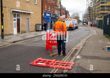 Slough, Berkshire, Royaume-Uni. 17th février 2023. Les ingénieurs de BT Openreach travaillaient aujourd'hui à Slough pour installer des câbles à proximité de Slough High Street. En juillet dernier, les ingénieurs de BT OpenReach ont fait grève sur salaire. À la suite de négociations par l'intermédiaire de l'UCF, BT a convenu d'un règlement de rémunération avec ses travailleurs et les grèves ont été arrêtées. Crédit : Maureen McLean/Alay Banque D'Images