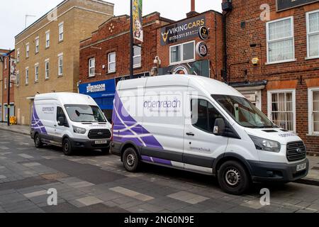 Slough, Berkshire, Royaume-Uni. 17th février 2023. Les ingénieurs de BT Openreach travaillaient aujourd'hui à Slough pour installer des câbles à proximité de Slough High Street. En juillet dernier, les ingénieurs de BT OpenReach ont fait grève sur salaire. À la suite de négociations par l'intermédiaire de l'UCF, BT a convenu d'un règlement de rémunération avec ses travailleurs et les grèves ont été arrêtées. Crédit : Maureen McLean/Alay Banque D'Images