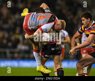 Oliver Holmes #16 de Leigh Leopards est attaqué par Andy Ackers #9 de Salford Red Devils lors du match de la Super League Round 1 de Betfred Leigh Leopards vs Salford Red Devils au Leigh Sports Village, Leigh, Royaume-Uni, 17th février 2023 (photo de Craig Thomas/News Images) Banque D'Images