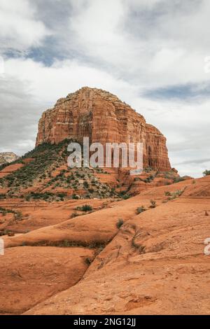 Courthouse Butte Rock dans les formations de roches rouges dans la forêt nationale de coconino à Sedona Arizona USA sur fond de nuages blancs. Banque D'Images