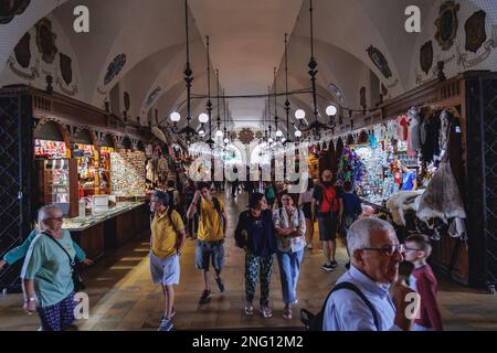 Stands dans la Galerie de Sukiennice - salle en tissu sur la place principale dans la vieille ville de Cracovie, la petite Pologne Voivodeship de Pologne Banque D'Images