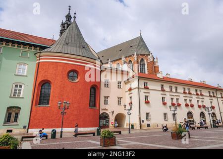 Église Saint Barbara sur la petite place du marché dans la vieille ville de Cracovie, Pologne, vue sur la basilique Sainte Marie Banque D'Images