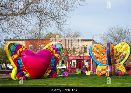 CHAGRIN FALLS, OH, USA - 30 AVRIL 2022: Pendant 12 jours, ce village de ne Ohio a été honoré par une installation de papillons gonflables placés par Hope Soar Banque D'Images
