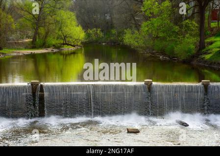 Le petit barrage ou déversoir au-dessus des chutes sur la rivière Chagrin à Chagrin Falls, Ohio, lors d'un matin de printemps tranquille Banque D'Images