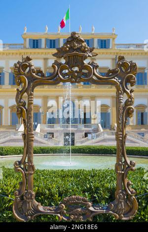 Cadre et fontaine en face de la Villa Royale de Monza avec drapeau italien dans une journée ensoleillée en Lombardie en Italie. Banque D'Images