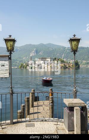 Port avec vue sur l'île de San Giulio sur le lac Orta, Piémont en Italie. Banque D'Images