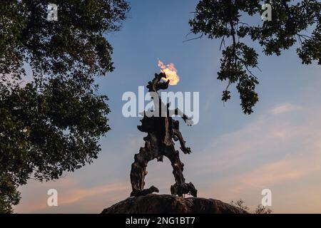 Statue du dragon de Wawel souffle feu dans la ville de Cracovie, la petite Pologne Voivodeship de Pologne Banque D'Images