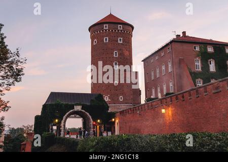 Tour Sandomierz et porte Bernardynska du château royal de Wawel à Cracovie, petite Pologne Voivodeship de Pologne Banque D'Images