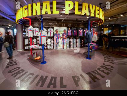 Mannequins dans le magasin officiel du FC Barcelone à l'arène Camp Nou Banque D'Images