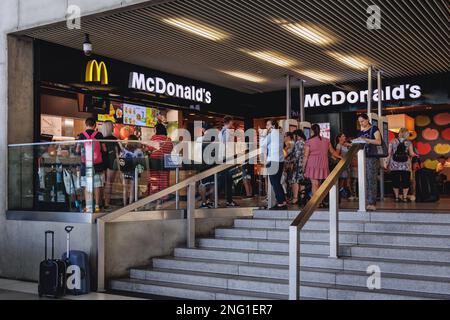 Restaurant McDonalds sur la gare dans la ville de Katowice, Pologne Banque D'Images