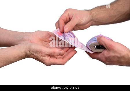 Un homme donne de l'argent à une femme âgée. L'argent est entre les mains d'un pensionné ukrainien. Isolé sur un fond blanc Banque D'Images