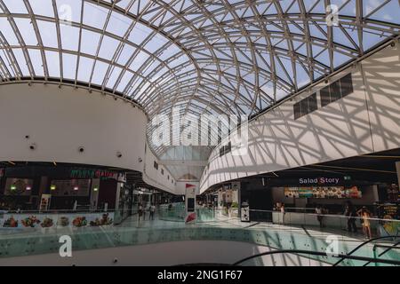 Intérieur du centre commercial Galeria Katowicka à côté de la gare principale de Katowice, région de Silésie en Pologne Banque D'Images