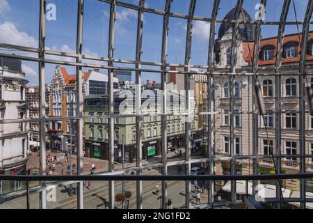 Vue depuis le centre commercial Galeria Katowicka, à côté de la gare principale de Katowice, dans la région de Silésie en Pologne Banque D'Images