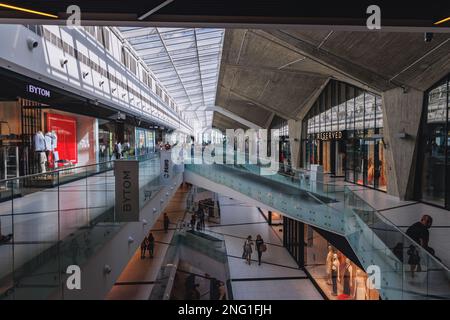 Intérieur du centre commercial Galeria Katowicka à côté de la gare principale de Katowice, région de Silésie en Pologne Banque D'Images