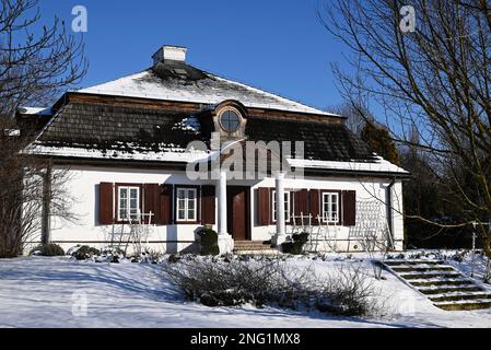 Lublin, Pologne. 08 février 2023. Manoir polonais historique de Zyrzyn couvert de neige comme dans le musée ethnographique en plein air Banque D'Images