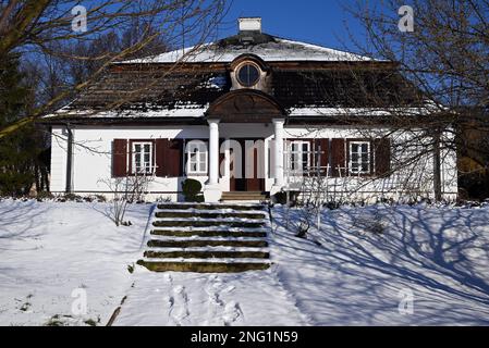 Lublin, Pologne. 08 février 2023. Manoir polonais historique de Zyrzyn couvert de neige comme dans le musée ethnographique en plein air Banque D'Images