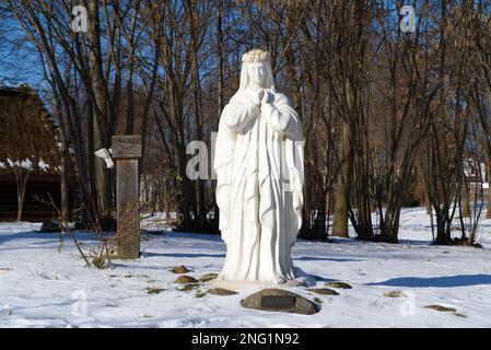 Lublin, Pologne. 08 février 2023. Figure blanche de la Vierge Marie dans la neige à l'extérieur de la vieille église en hiver. Banque D'Images