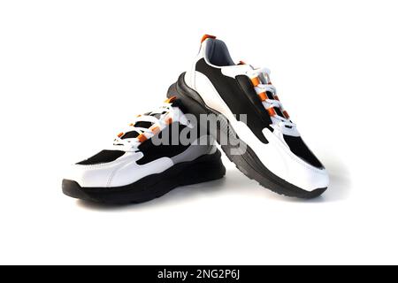 Baskets blanches sur fond blanc. Banque D'Images