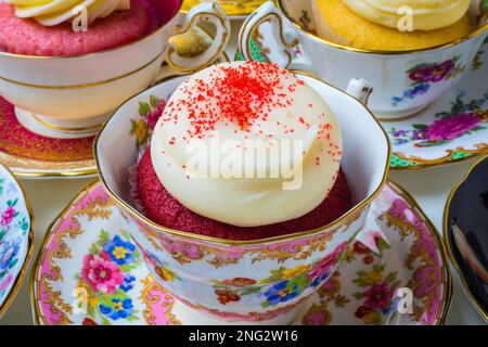 Cupcake en velours rouge dans la tasse à thé Banque D'Images