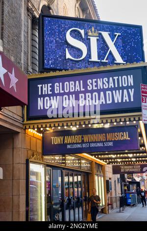 « Six » Marquee au Lena Horne Theatre (anciennement Brooks Atkinson) à Times Square, New York, États-Unis, 2023 Banque D'Images