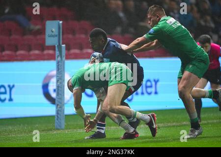 Bristol, Royaume-Uni. 17th févr. 2023. Ratu Naulago de Bristol Bears est attaqué par Tom Penny de Newcastle Falcons et Jamie Blamire de Newcastle Falcons lors du match de rugby Gallagher Premiership entre Bristol Rugby et Newcastle Falcons Rugby à Ashton Gate, Bristol, Angleterre, le 17 février 2023. Photo de Scott Boulton. Utilisation éditoriale uniquement, licence requise pour une utilisation commerciale. Aucune utilisation dans les Paris, les jeux ou les publications d'un seul club/ligue/joueur. Crédit: UK Sports pics Ltd/Alay Live News crédit: UK Sports pics Ltd/Alay Live News Banque D'Images