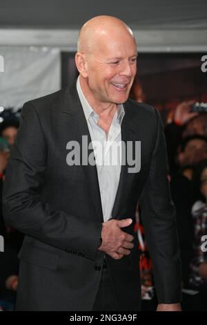 Bruce Willis participe à la fête des fans « A Good Day to Die Hard » à AMC Empire sur 13 février 2013 à New York. Banque D'Images