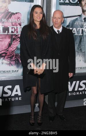 Emma Heming et l'acteur Bruce Willis assistent à la première de « Sherlock Holmes » à New York au Hall Alice Tully, Lincoln Center on 17 décembre 2009, dans le nord Banque D'Images