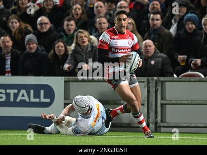 Stade Kingsholm, Gloucester, Gloucestershire, Royaume-Uni. 17th févr. 2023. Gallagher Premiership Rugby, Gloucester versus Harlequins; Santi Carreras de Gloucester va autour Dino Lamb de Harlequins crédit: Action plus Sports/Alamy Live News Banque D'Images