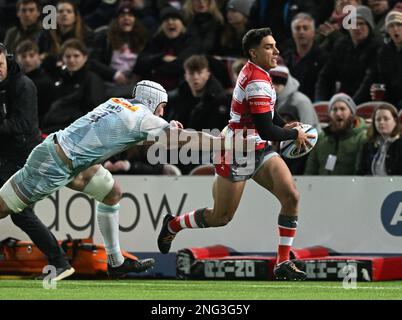 Stade Kingsholm, Gloucester, Gloucestershire, Royaume-Uni. 17th févr. 2023. Gallagher Premiership Rugby, Gloucester versus Harlequins; Santi Carreras de Gloucester va autour Dino Lamb de Harlequins crédit: Action plus Sports/Alamy Live News Banque D'Images