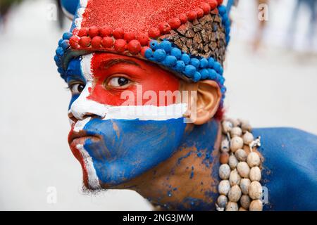 02.04.2023 République dominicaine Punta Cana Carnaval annuel. Le drapeau de la République dominicaine sur le visage de l'enfant. Banque D'Images