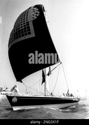 AJAXNETPHOTO. 1985. SOLENT, ANGLETERRE. - DÉPART DE LA COURSE DE WHITBREAD - L'ESPRIT D'EQUIPE / SKIPPER : LIONEL PEAN (FRA) / DESIGNER; PHILIPPE BRIAND. GAGNANT GLOBAL. PHOTO:JONATHAN EASTLAND/AJAX REF: MX340 222904 4 Banque D'Images