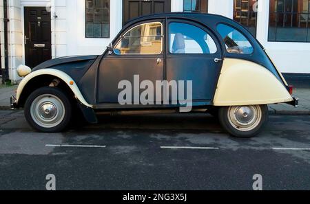 AJAXNETPHOTO. WORTHING, ANGLETERRE. - VOITURES FRANÇAISES CLASSIQUES - CITROEN 2 CV GARÉE SUR LA ROUTE. PHOTO:JONATHAN EASTLAND/AJAX. RÉF:GR223003 87C Banque D'Images