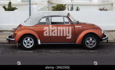 AJAXNETPHOTO. 2022. WORTHING, ANGLETERRE. - CABRIOLET SCARABÉE - COUPÉ VOLKSWAGEN 2 PORTES À TOIT SOUPLE D'ORIGINE GARÉE EN VILLE. PHOTO:JONATHAN EASTLAND/AJAXREF:P78 222410 174 Banque D'Images