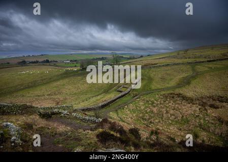 Tempête de nuages au-dessus des vestiges d'une tour sur le mur d'Hadrien, à l'ouest de Mile Castle 39, Steel Rigg, Northumberland Banque D'Images