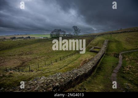 Tempête de nuages au-dessus des vestiges d'une tour sur le mur d'Hadrien, à l'ouest de Mile Castle 39, Steel Rigg, Northumberland Banque D'Images