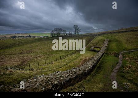 Tempête de nuages au-dessus des vestiges d'une tour sur le mur d'Hadrien, à l'ouest de Mile Castle 39, Steel Rigg, Northumberland Banque D'Images