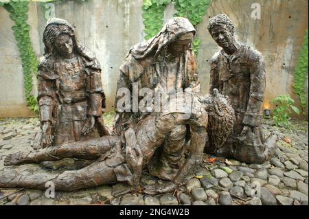 Scène sculpturale grandeur nature du chemin de la Croix pour la procession spirituelle catholique romaine à Bukit DOA Tomohon (colline de prière de Tomohon), qui est situé au pied du mont Mahawu à Kakaskasen, Tomohon, Sulawesi Nord, Indonésie. Banque D'Images