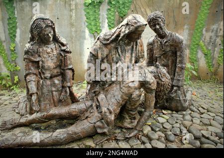 Scène sculpturale grandeur nature du chemin de la Croix pour la procession spirituelle catholique romaine à Bukit DOA Tomohon (colline de prière de Tomohon), qui est situé au pied du mont Mahawu à Kakaskasen, Tomohon, Sulawesi Nord, Indonésie. Banque D'Images