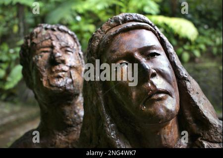 Scène sculpturale grandeur nature du chemin de la Croix pour la procession spirituelle catholique romaine à Bukit DOA Tomohon (colline de prière de Tomohon), qui est situé au pied du mont Mahawu à Kakaskasen, Tomohon, Sulawesi Nord, Indonésie. Banque D'Images