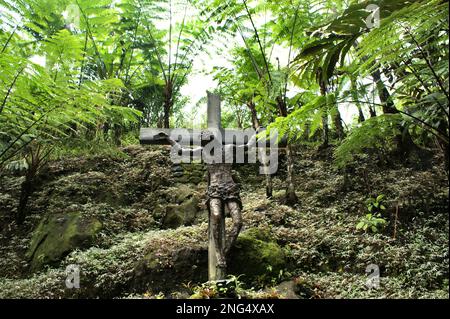 Scène sculpturale grandeur nature du chemin de la Croix pour la procession spirituelle catholique romaine à Bukit DOA Tomohon (colline de prière de Tomohon), qui est situé au pied du mont Mahawu à Kakaskasen, Tomohon, Sulawesi Nord, Indonésie. Banque D'Images