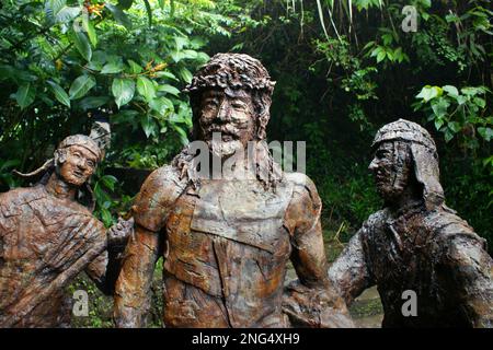 Scène sculpturale grandeur nature du chemin de la Croix pour la procession spirituelle catholique romaine à Bukit DOA Tomohon (colline de prière de Tomohon), qui est situé au pied du mont Mahawu à Kakaskasen, Tomohon, Sulawesi Nord, Indonésie. Banque D'Images