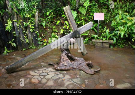 Scène sculpturale grandeur nature du chemin de la Croix pour la procession spirituelle catholique romaine à Bukit DOA Tomohon (colline de prière de Tomohon), qui est situé au pied du mont Mahawu à Kakaskasen, Tomohon, Sulawesi Nord, Indonésie. Banque D'Images