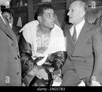 Joe Louis In Boxing Match With Jack Sharkey At Yankee Stadium History -  Item # VAREVCHISL036EC166 - Posterazzi