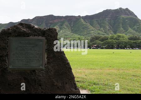 La vue de Diamond Head depuis le parc Kapiʻolani avec le marqueur historique de dédicace en face de la plage de San souci. Banque D'Images